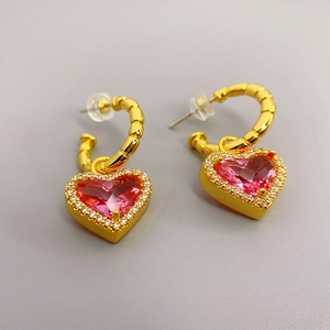 Boucles d'oreilles cœur doré avec grande pierre rose et bordure en zircone pavé