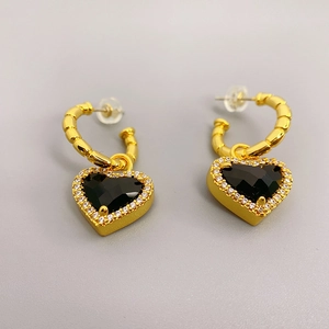 Boucles d'oreilles cœur dorées avec pierre noire et cristaux de zircon pour femmes