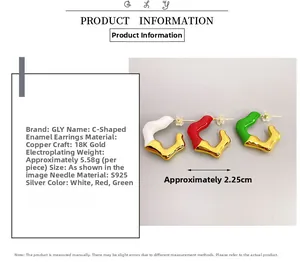 Vue détaillée de boucles d'oreilles en émail coloré en forme de C avec aiguilles en argent S925