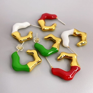 Boucles d'oreilles créoles émaillées ondulées plaquées or 18 carats en rouge blanc vert