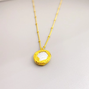 Collier baroque en perles d'eau douce plaqué or avec pendentif rond en nacre sur chaîne