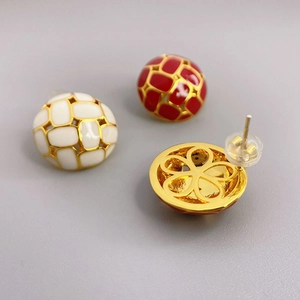 Boucles d'oreilles rétro plaquées or 18 carats avec émail rouge et blanc quadrillé
