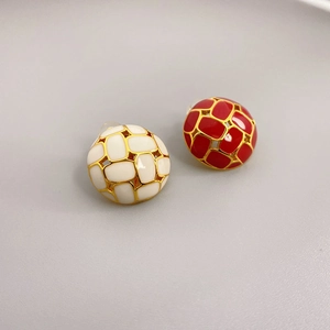 Boucles d'oreilles vintage dorées 18K avec motif de grille en émail rouge et blanc