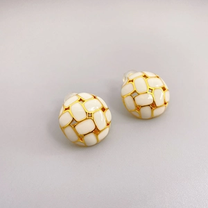 Boucles d'oreilles vintage plaquées or 18K, demi-sphère avec grille en émail blanc