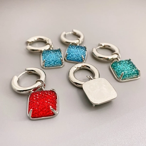 Boucles d'oreilles créoles avec pendentifs carrés en cristal rouge, bleu et vert
