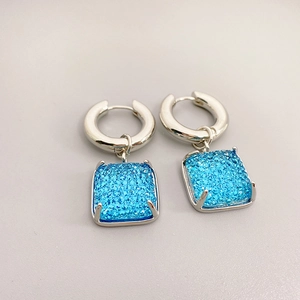 Boucles d'oreilles carrées avec cristaux bleu ciel et monture en cuivre argenté
