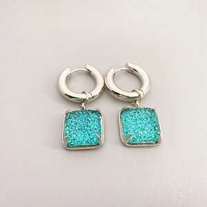 Boucles d'oreilles créoles argentées avec pendentifs carrés en cristaux turquoise