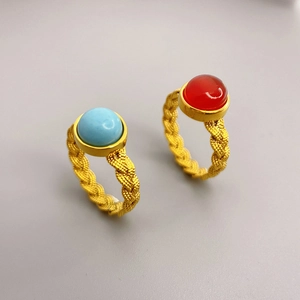 Anillos de latón bañados en oro 18K con turquesa y ágata roja en estilo textura trenzada
