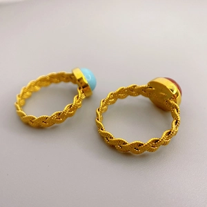 Anillo retro de latón bañado en oro de 18k con turquesa y ágata roja, textura tejida