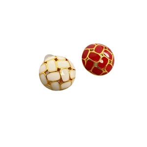 Boucles d'oreilles hémisphère plaquées or 18K avec émail quadrillé rouge et blanc