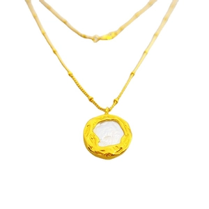 Collier de perles d'eau douce baroques avec pendentif doré au design martelé vintage