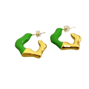 Boucles d'oreilles en C plaquées or 18K avec émail vert et tiges en argent S925