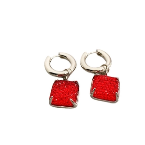 Boucles d'oreilles pendantes carrées en pierre rouge avec créoles argentées pour femme