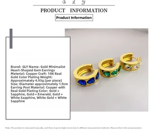 Détail de boucles d'oreilles créoles plaquées or 18k avec pierres en forme de cœur