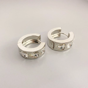 Créoles géométriques argentées pour femmes avec trois oxydes de zirconium en forme de cœur