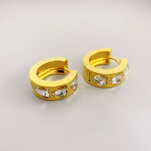 Boucles d'oreilles créoles plaquées or 18k ornées de trois zircons en forme de cœur