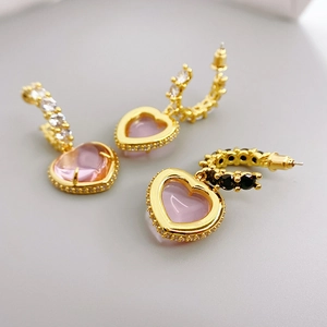 Boucles d'oreilles cœur rose avec plaquage or et halo en zircone cubique