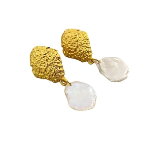 Gold 18K plated irregular hammered earrings featuring baroque freshwater pearl drops