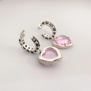 Boucles d'oreilles cœur rose en cuivre plaqué platine avec oxydes de zirconium bicolores