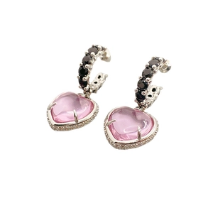Boucles d'oreilles cœur rose avec zircons noirs sur créoles plaquées argent