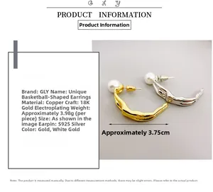 Détail macro de boucles d'oreilles basketteur plaqué or 18K avec une perle