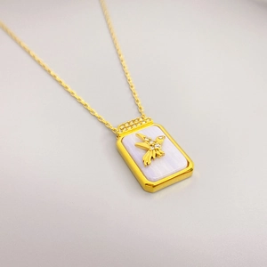 Collier plaqué or 18 carats avec relief d'oiseau, pierre violette et pendentif carré