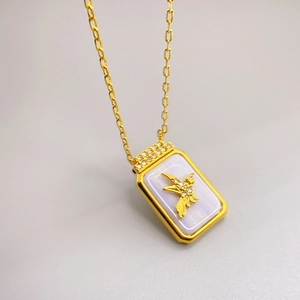 Collier pendentif carré plaqué or 18 carats avec relief d'oiseau et pierre mauve