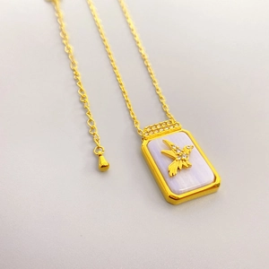Collier plaqué or 18 carats avec relief d'oiseau sur pendentif rectangulaire en pierre