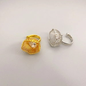 Manchette d'oreille fleur avec strass en forme de goutte doré et argenté poli