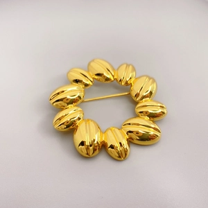 Sunflower Shape Brooch Pin Brass 18K Gold Plated Textured Round Wreath Jewelry Accessory For Women Coat Sweater Elegant
