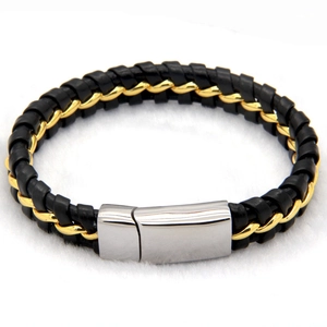 Detailaufnahme von geflochtenem Lederarmband mit goldener Kette und silbernem Verschluss