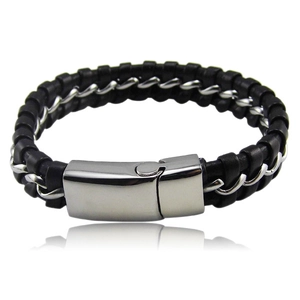 Nahaufnahme von geflochtenem Lederarmband mit Edelstahlkette und Magnetverschluss für Herren