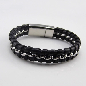 Detail eines Herren-Lederarmbandes in Schwarz mit Stahlkette und Magnetverschluss
