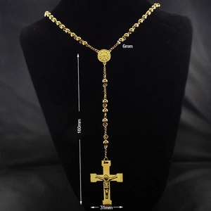 Détail du chapelet plaqué or 18 carats avec perles de 6 mm et crucifix sur support noir