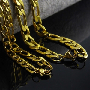 Détail du collier chaîne Figaro en acier inoxydable 316L doré avec fermoir mousqueton
