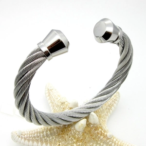 Détail du bracelet jonc en fil d'acier inoxydable torsadé avec embouts hexagonaux