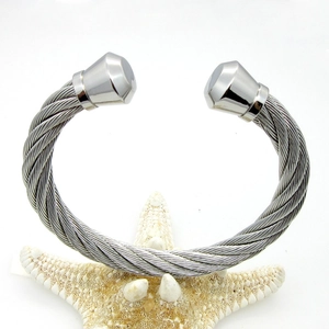 Détail du bracelet en câble torsadé argenté avec des embouts hexagonaux polis
