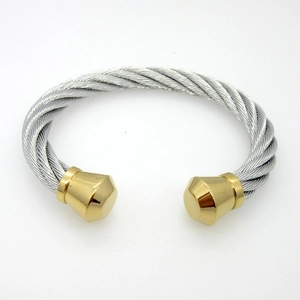 Vue détaillée du bracelet câble en argent avec embouts coniques en or poli