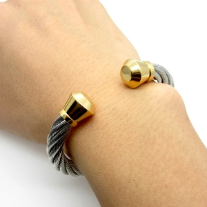 Bracelet jonc torsadé en fil d'acier avec embouts dorés pour hommes et femmes à la mode