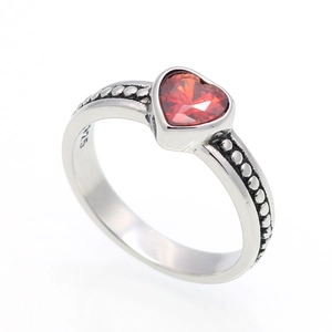 Anello vintage in argento S925 con gemma rossa a forma di cuore e dettagli perlati