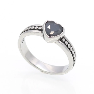 Anello vintage in argento 925 con gemma nera a cuore e decorazione a microsfere