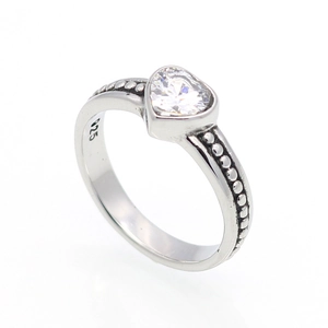 Anello vintage in acciaio inossidabile con zircone a cuore e texture perlata retro