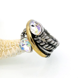 Macro di anello bicolore a corda intrecciata con cristalli a goccia e trama retrò