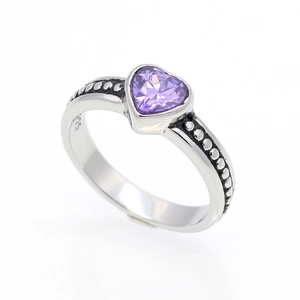 Anello vintage in acciaio con zircone viola a cuore e fascia con dettagli perlati