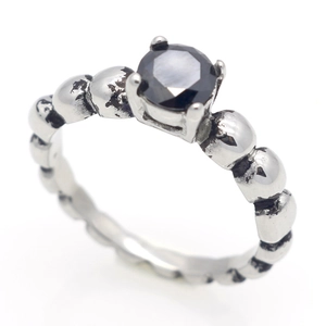 Vintage roestvrijstalen ring met zwarte zirkoon en bolvormige details op de band