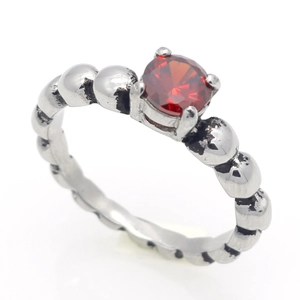 Vintage roestvrijstalen ring met rode zirkoon en kralenband ontwerp voor dames