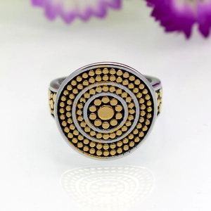 Vintage-Ring aus Titanstahl mit zweifarbigen goldenen Punkten auf silbernem Rundkopf
