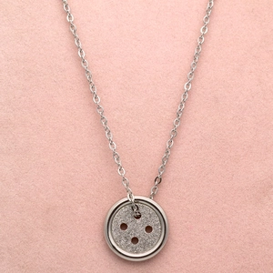 Zilveren knoop hanger ketting met matte textuur en gepolijste O-ketting voor dames