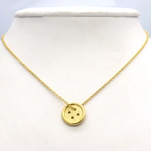 Modieuze roségouden ketting met matte knophanger aan een klassieke O-vormige schakel