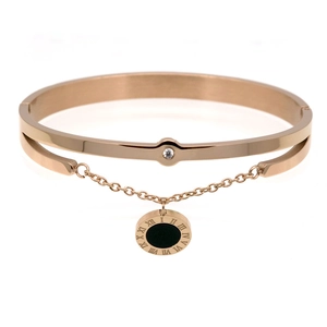 Detail van een roségouden armband met Romeinse cijfers op zwarte hanger en zirkoonsteen